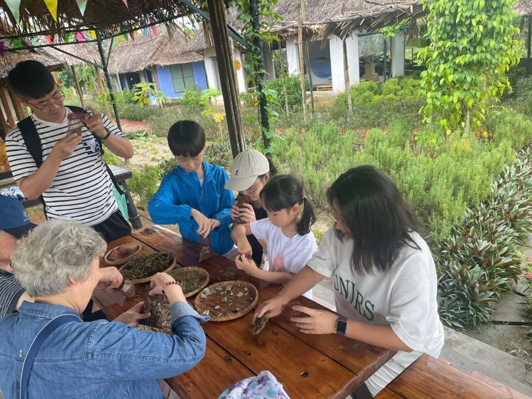 Làm túi thơm tại khu du lịch sinh thái vườn rau Trà Quế