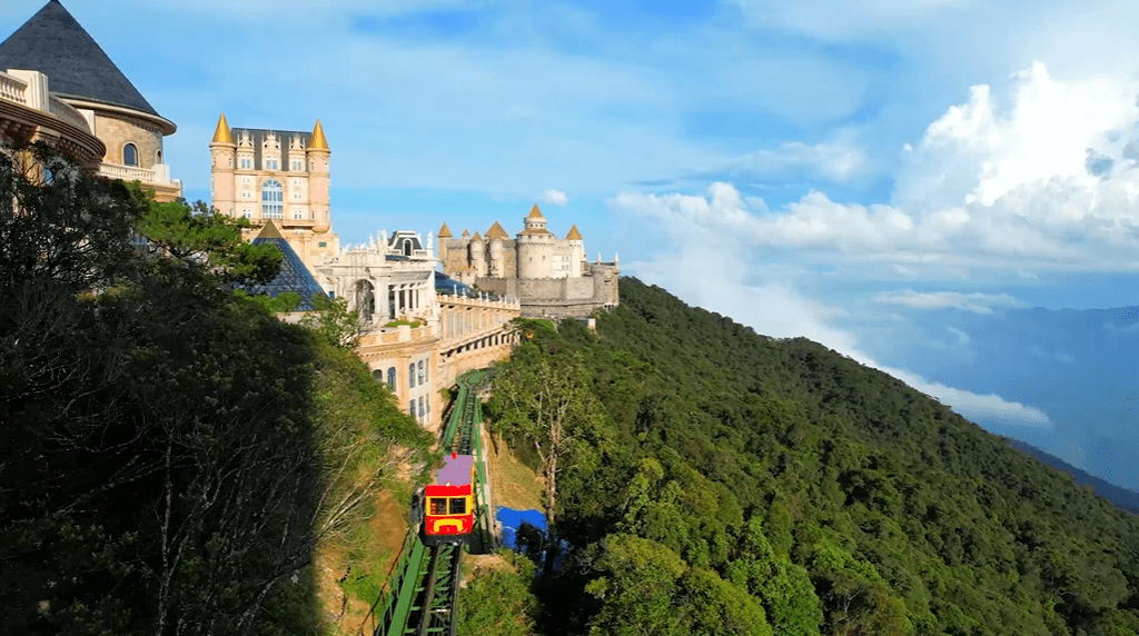 Tàu lửa leo núi - Bà Nà hills - Oktrip Đà Nẵng