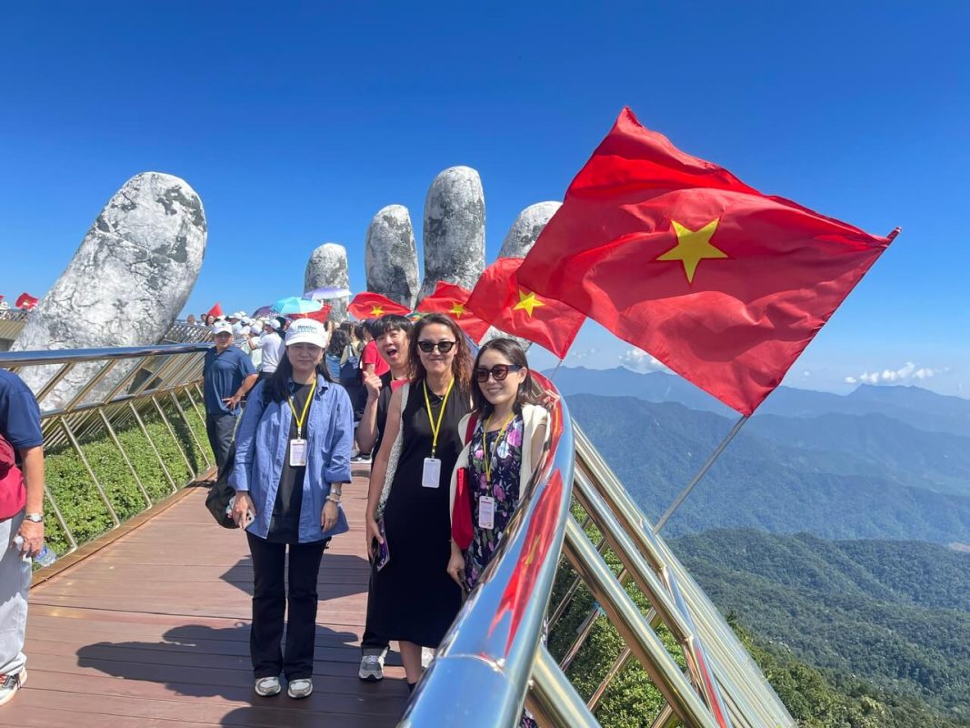 Cầu Vàng Bà Nà hills - oktrip Đà Nẵng