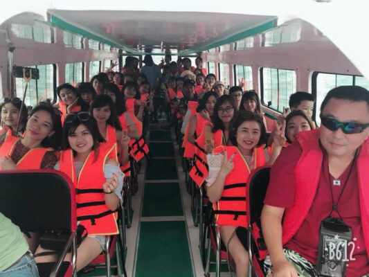 Tour Cù Lao Chàm giá rẻ đoàn du khách check-in bến cảng