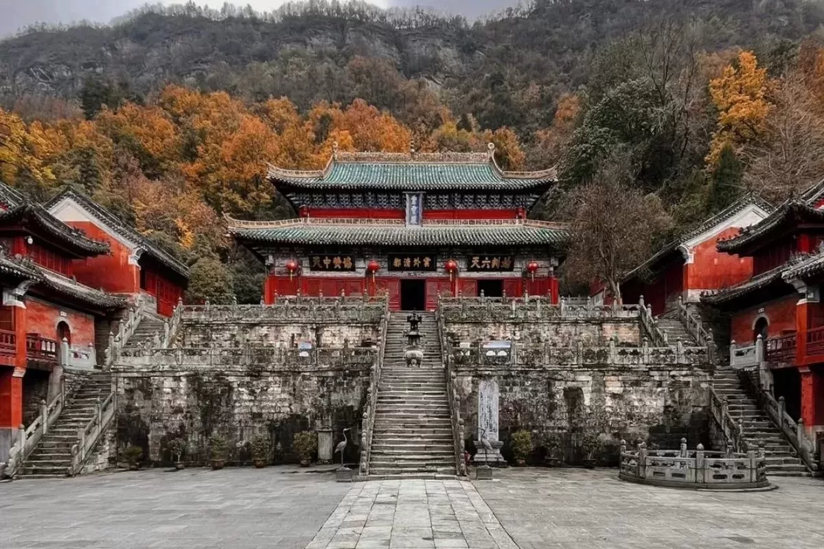 alt: Cảnh quan hùng vĩ của núi Võ Đang