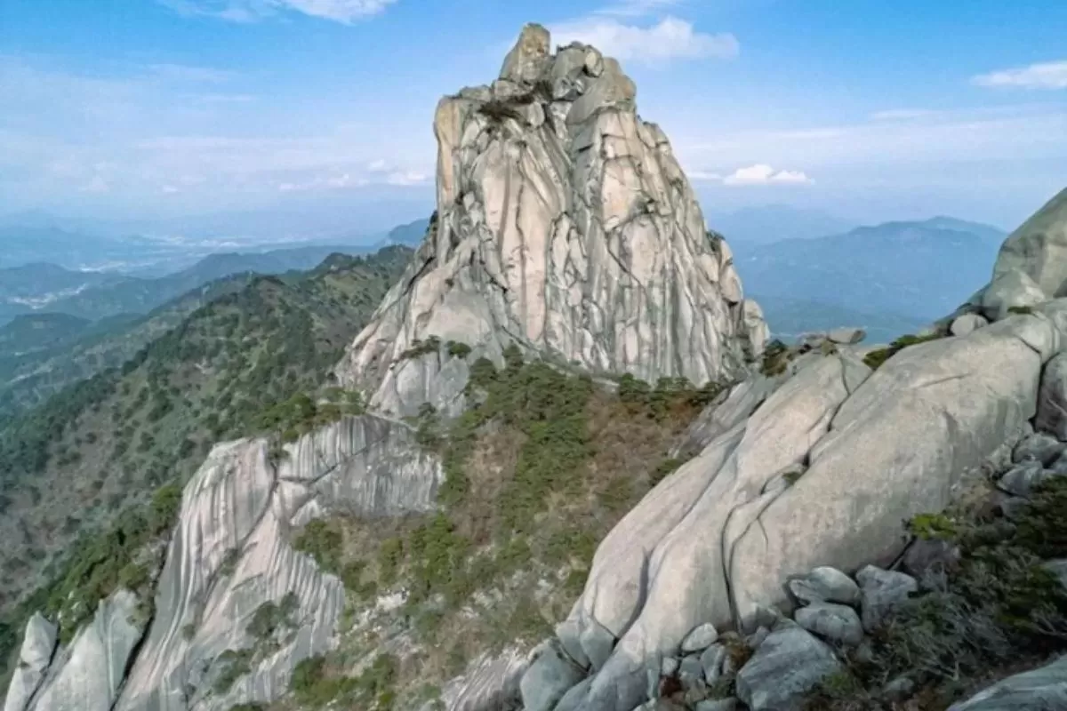 alt: Cảnh quan hùng vĩ trên đỉnh Thiên Trụ