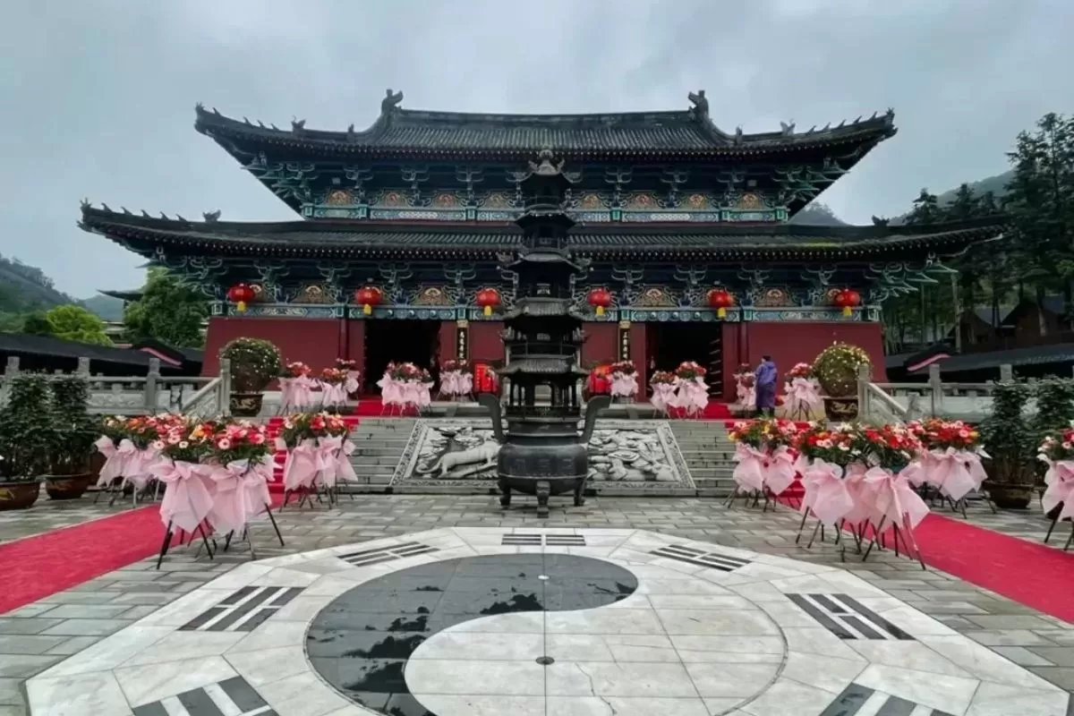 alt: Cảnh quan núi non hùng vĩ tại Võ Đang Sơn