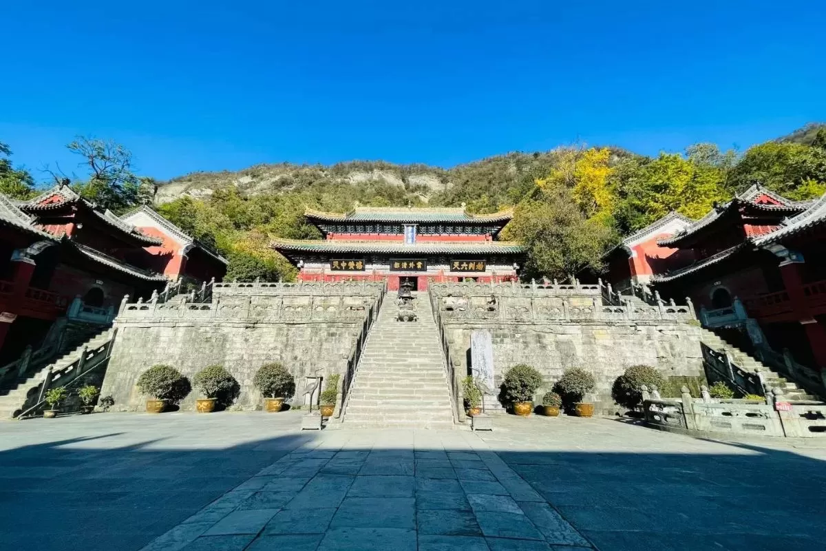 alt: Cảnh quan yên bình tại núi Võ Đang