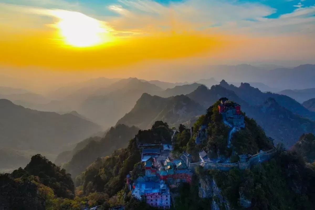 alt: Kiến trúc cổ kính tại núi Võ Đang