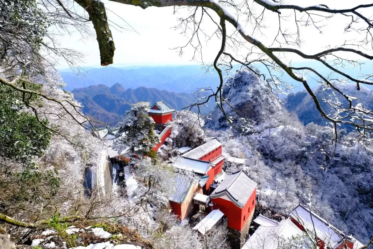 alt: Núi Võ Đang trong mùa đông