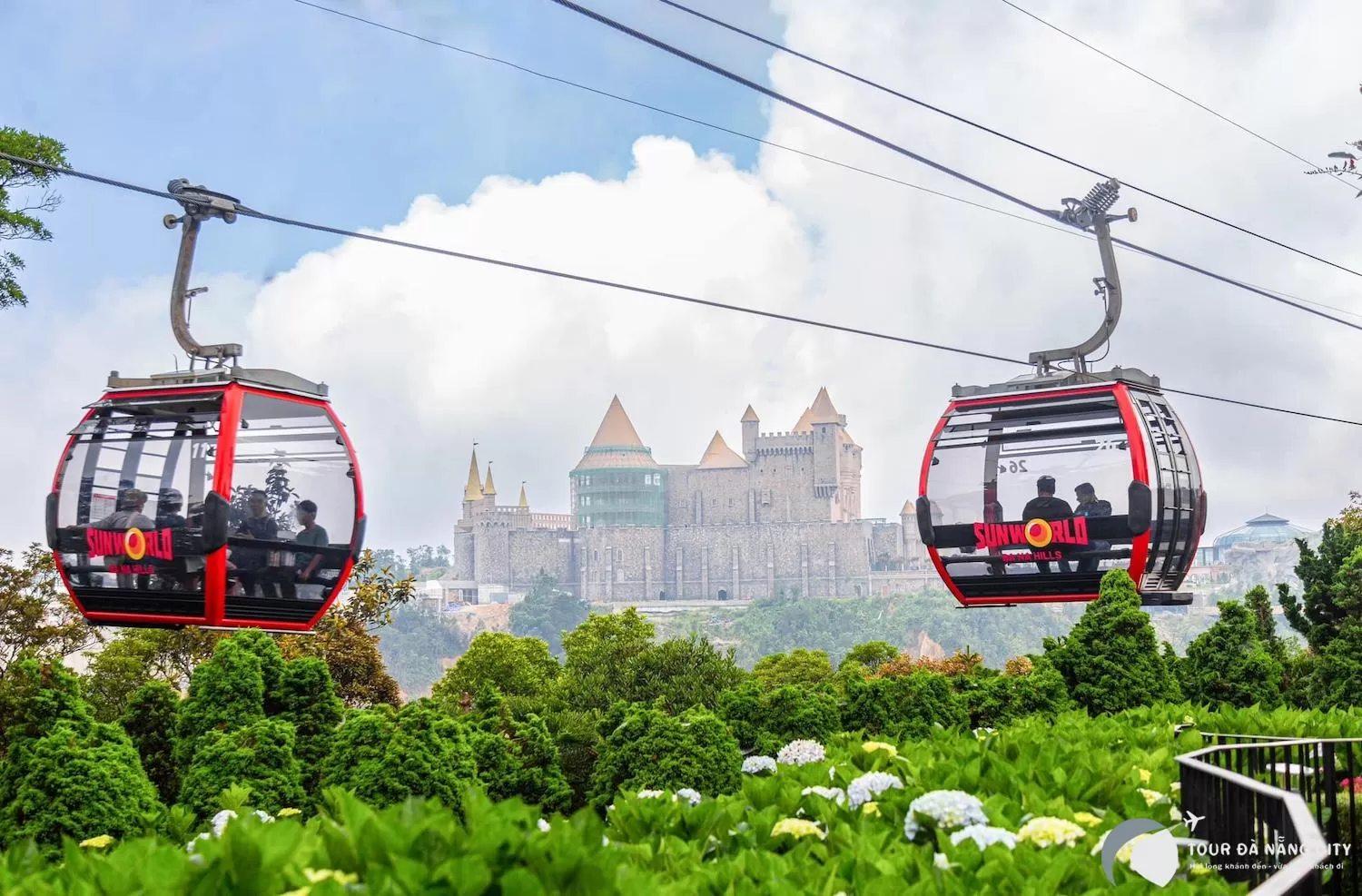 alt text: Cáp treo Bà Nà Hills đưa du khách lên đỉnh núi
