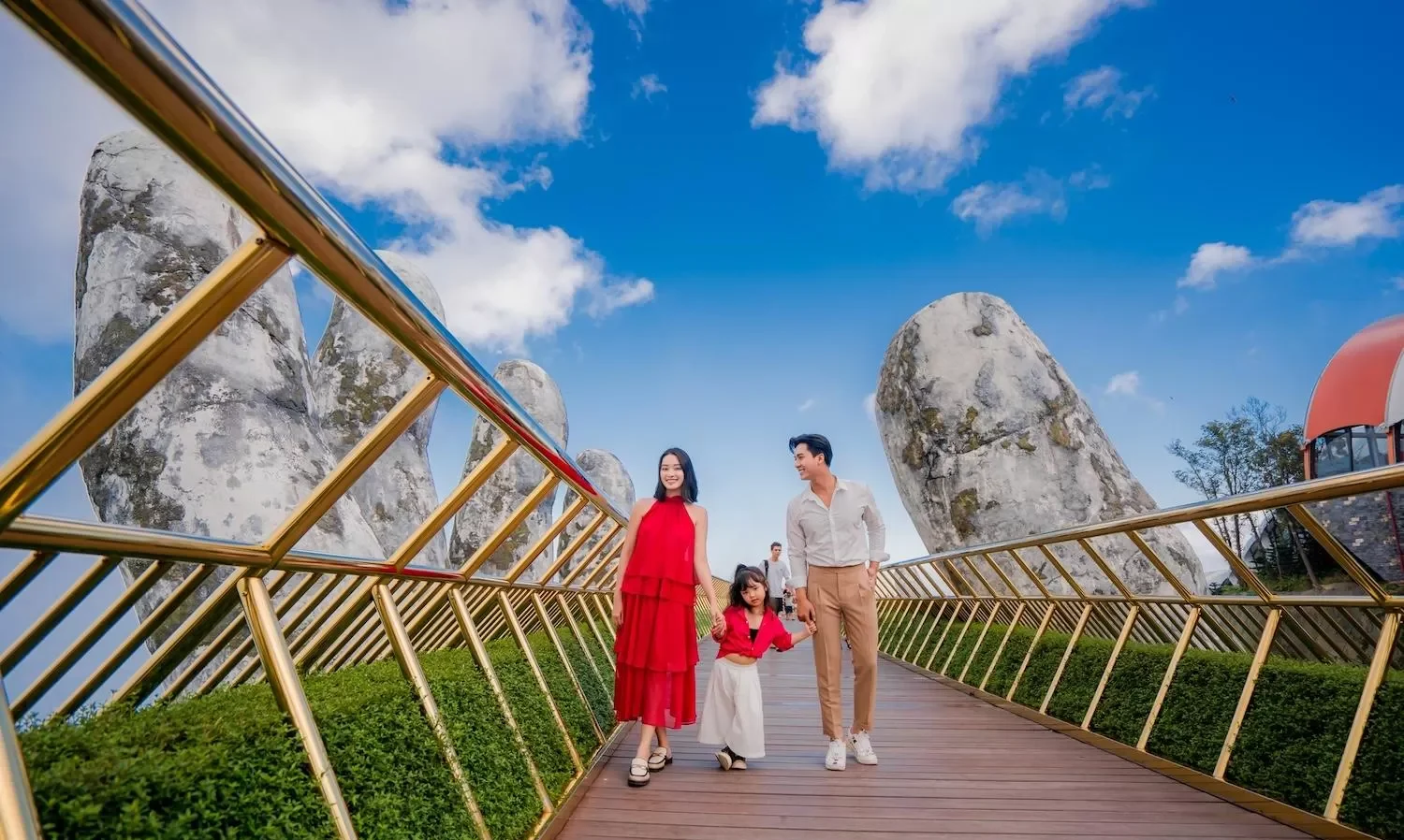 alt text: Check-in Cầu Vàng, điểm tham quan nổi tiếng tại Bà Nà Hills, tour riêng gia đình