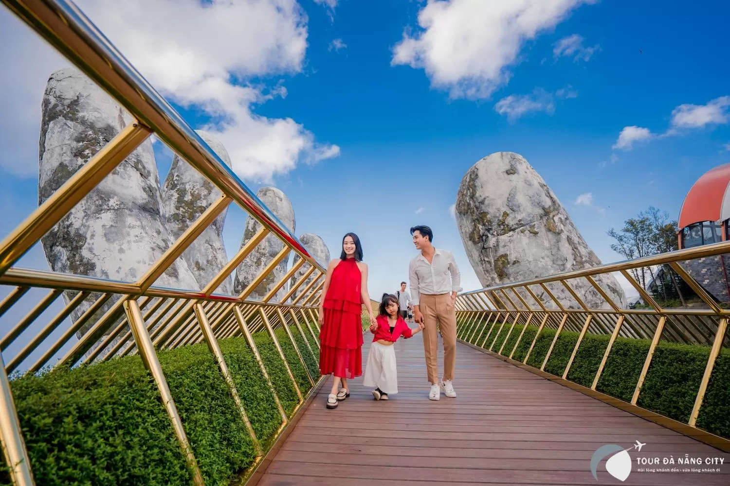 alt text: Check-in Cầu Vàng, điểm tham quan nổi tiếng tại Bà Nà Hills