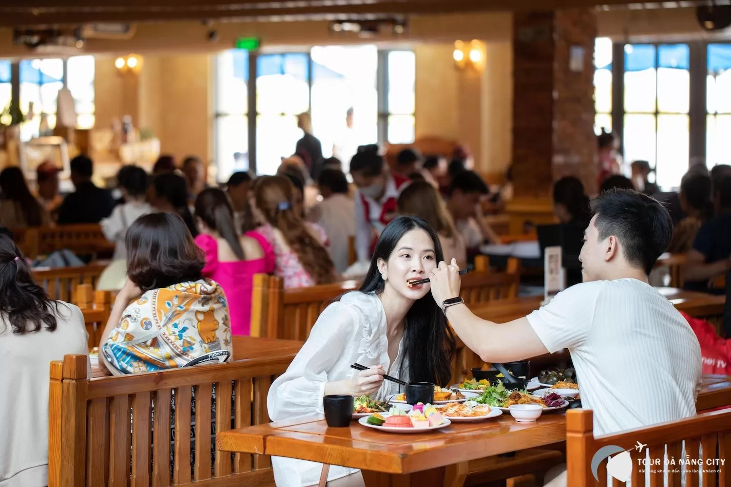 alt text: Thưởng thức buffet 5 sao tại Bà Nà Hills