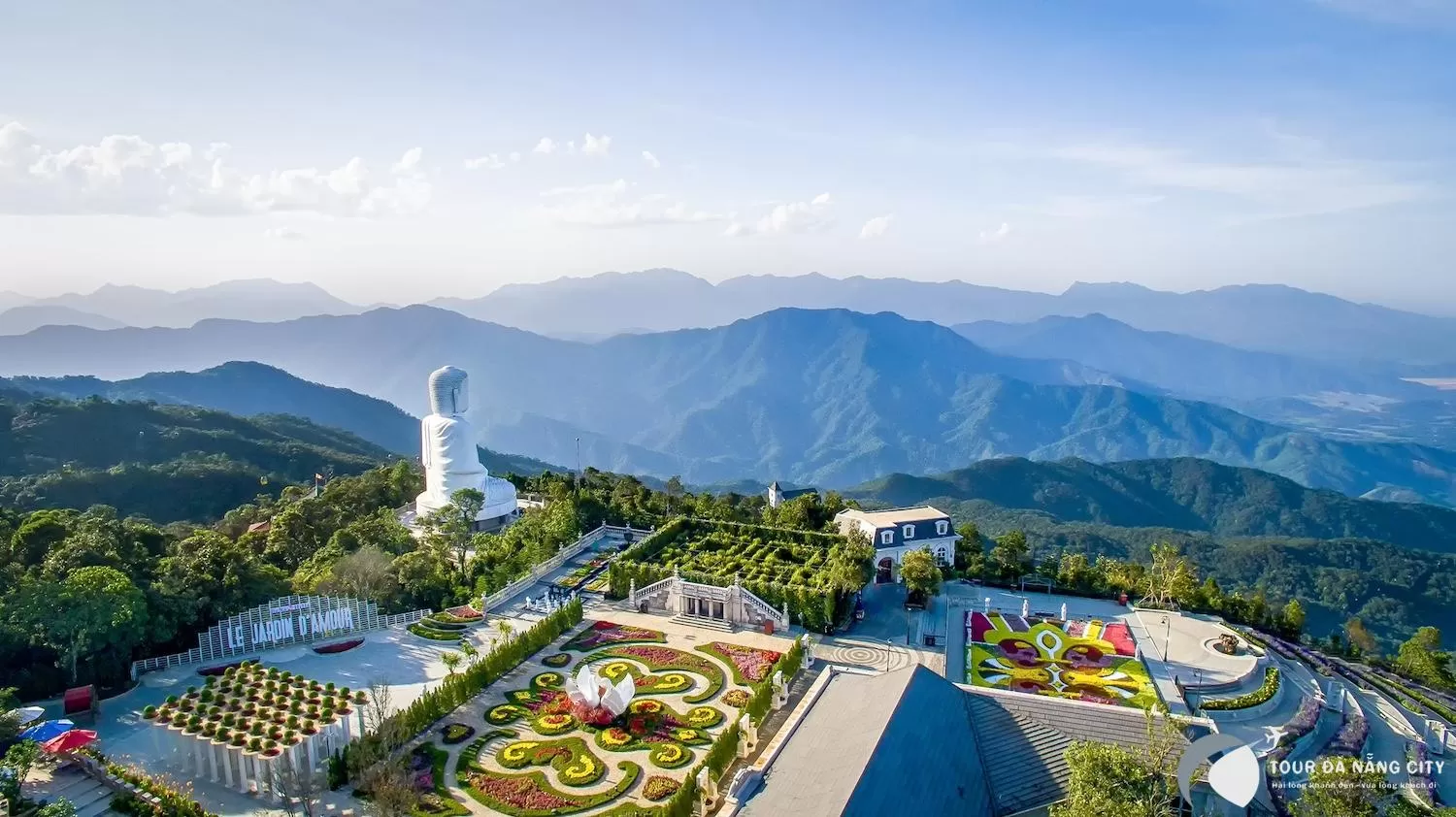 alt text: Vườn hoa và Chùa Linh Ứng trên đỉnh Bà Nà Hills