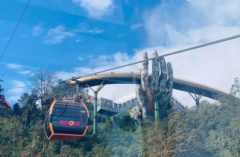 Cáp treo và Cầu Vàng - Biểu tượng Bà Nà Hills. - trải nghiệm tour Đà Nẵng cho người lớn tuổi