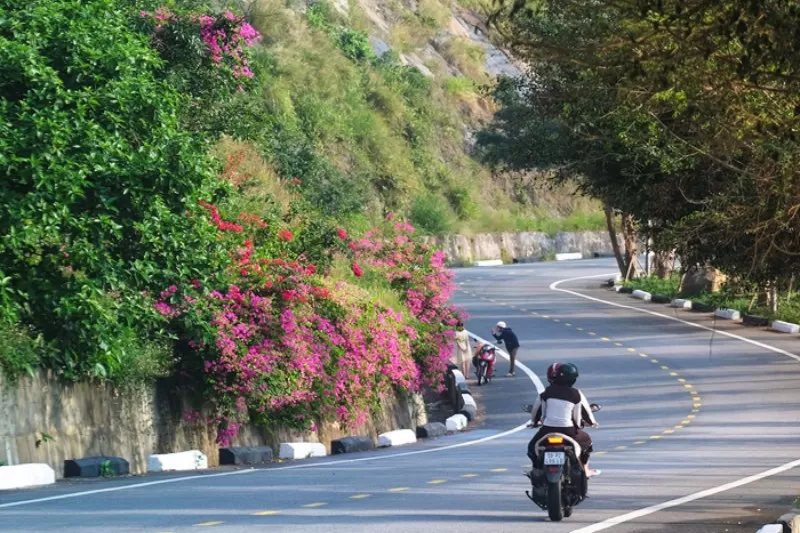 Di chuyển bằng xe máy