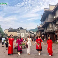 Du khách tại Phượng Hoàng Cổ Trấn