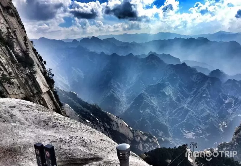 Đường leo vách đá hiểm trở chinh phục đỉnh Hoa Sơn