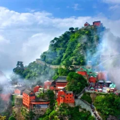 Khu danh thắng Võ Đang rộng 312 km2 với phong cảnh thiên nhiên tuyệt đẹp và nhiều di tích lịch sử, đền đài ấn tượng. Ảnh: Chinadaily.