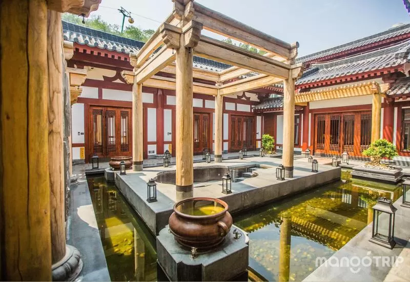 Toàn cảnh Cung điện Hoa Thanh tựa lưng vào núi Ly Sơn