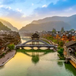 Phượng Hoàng Cổ Trấn vào mùa xuân yên ả bên dòng Đà Giang