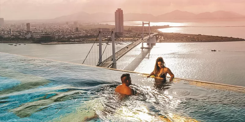 alt text: Bể bơi vô cực tại Danang Golden Bay Hotel