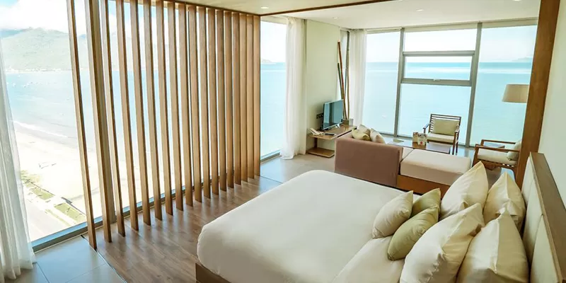 alt text: Fusion Suites Da Nang Beach với bể bơi trên biển