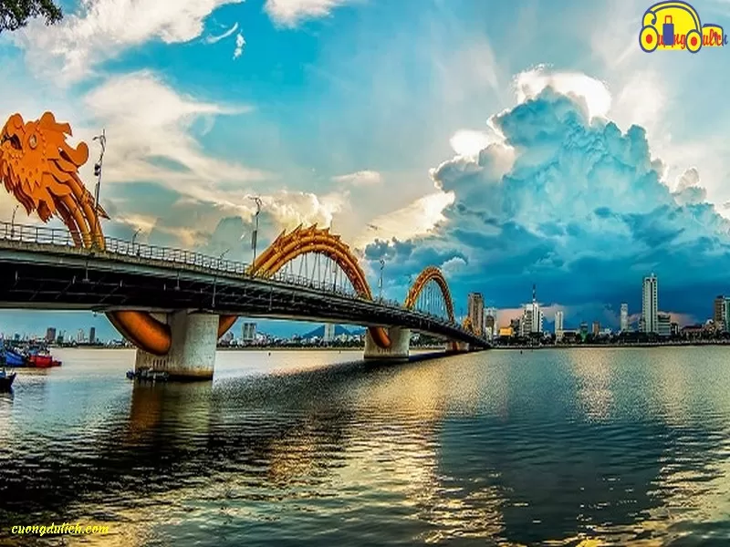 alt text: Hình ảnh bãi biển Đà Nẵng với các tòa nhà khách sạn
