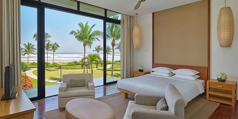 alt text: Hyatt Regency Danang Resort and Spa với bãi biển riêng