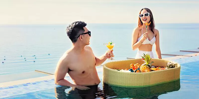 alt text: Maximilan Danang Beach Hotel với thiết kế hiện đại