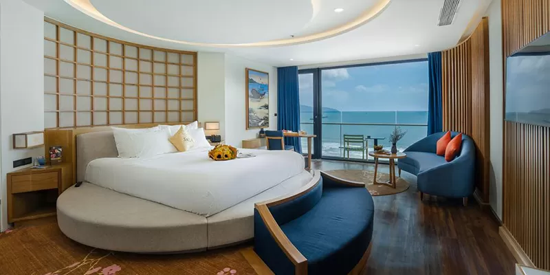 alt text: Sala Danang Beach Hotel với bể bơi vô cực trên sân thượng