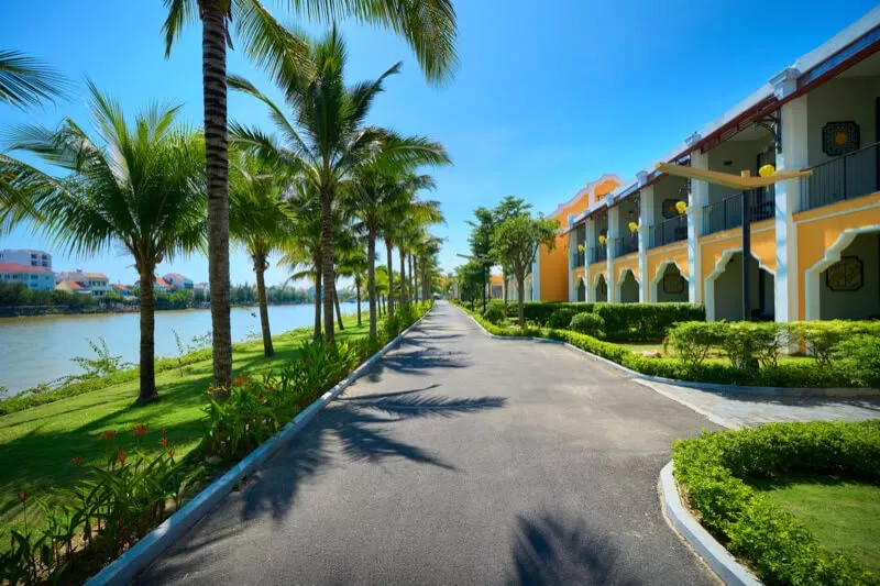 Alt: Toàn cảnh Hội An Memories Resort &amp; Spa bên sông Hoài