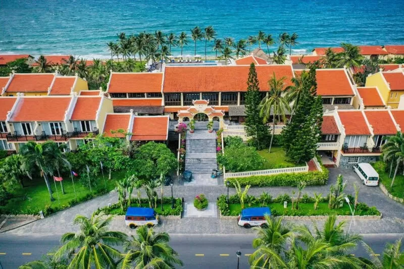 Alt: Victoria Hội An Beach Resort &amp; Spa mang đậm kiến trúc truyền thống, hội an
