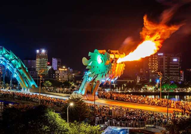 Cầu rồng phun lửa