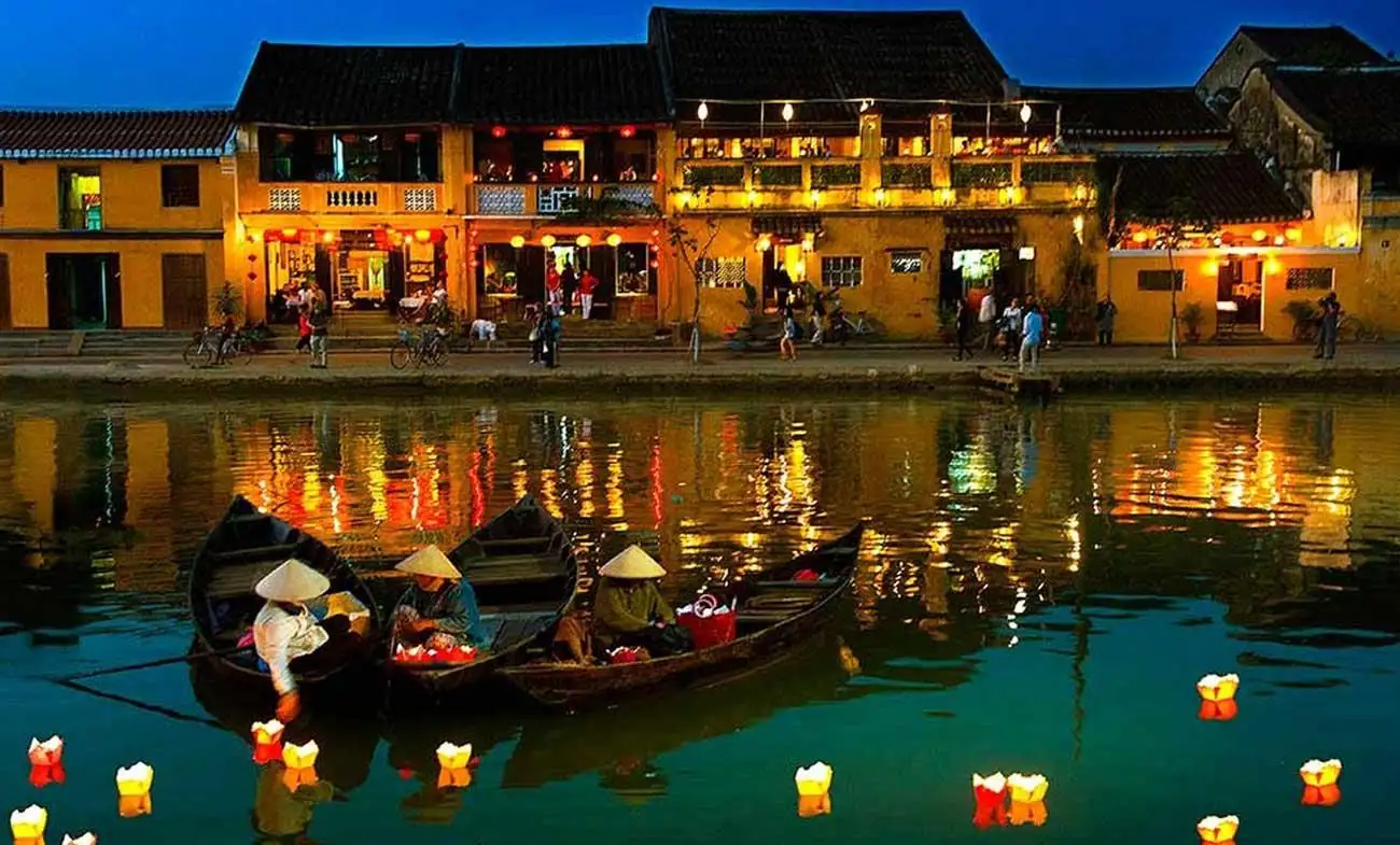 Ngồi thuyền dạo sông Hoài thả đèn hoa đăng lung linh về đêm