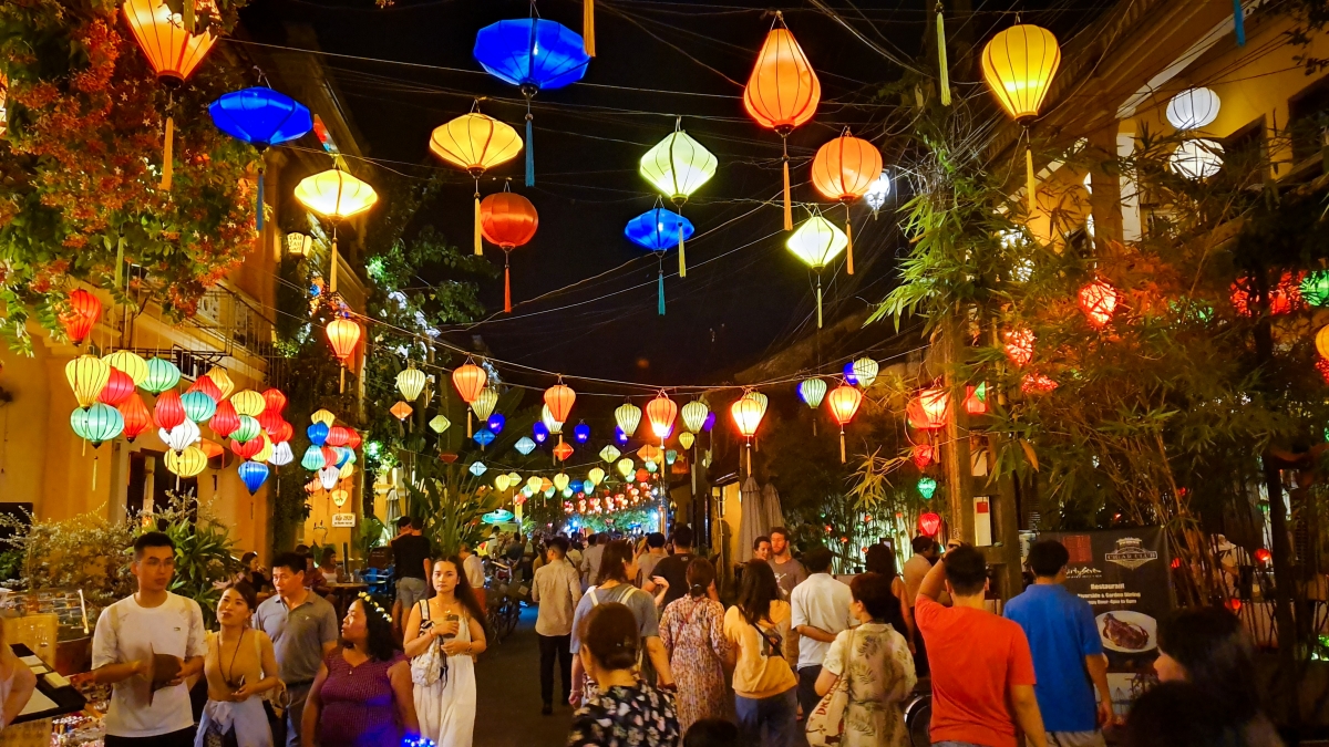 Phố Đèn Lồng Hội An rực rỡ sắc màu về đêm