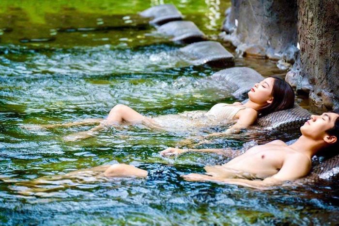 Tắm suối nước nóng Núi Thần Tài