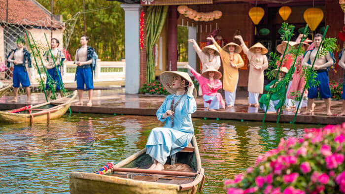Thực Cảnh Về Bến & Show Nghệ Thuật
