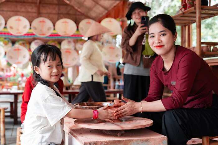 Trải nghiệm chuốt gốm thủ công tại Làng Gốm Thanh Hà