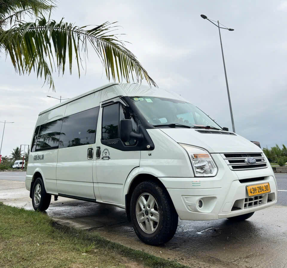 Xe du lịch 16 chỗ hiện đại phục vụ đoàn đông khách tham quan phố cổ Hội An