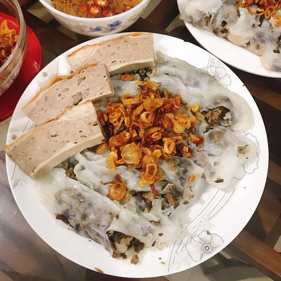 Ăn sáng ở Đà Nẵng nên ăn gì Bánh cuốn nóng chả lụa đậm vị