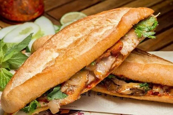 Ăn sáng ở Đà Nẵng nên ăn gì Bánh mì nướng giòn kẹp chả giò