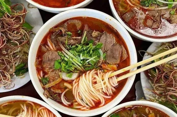 Ăn sáng ở Đà Nẵng nên ăn gì Bún bò Huế đậm đà thơm phức