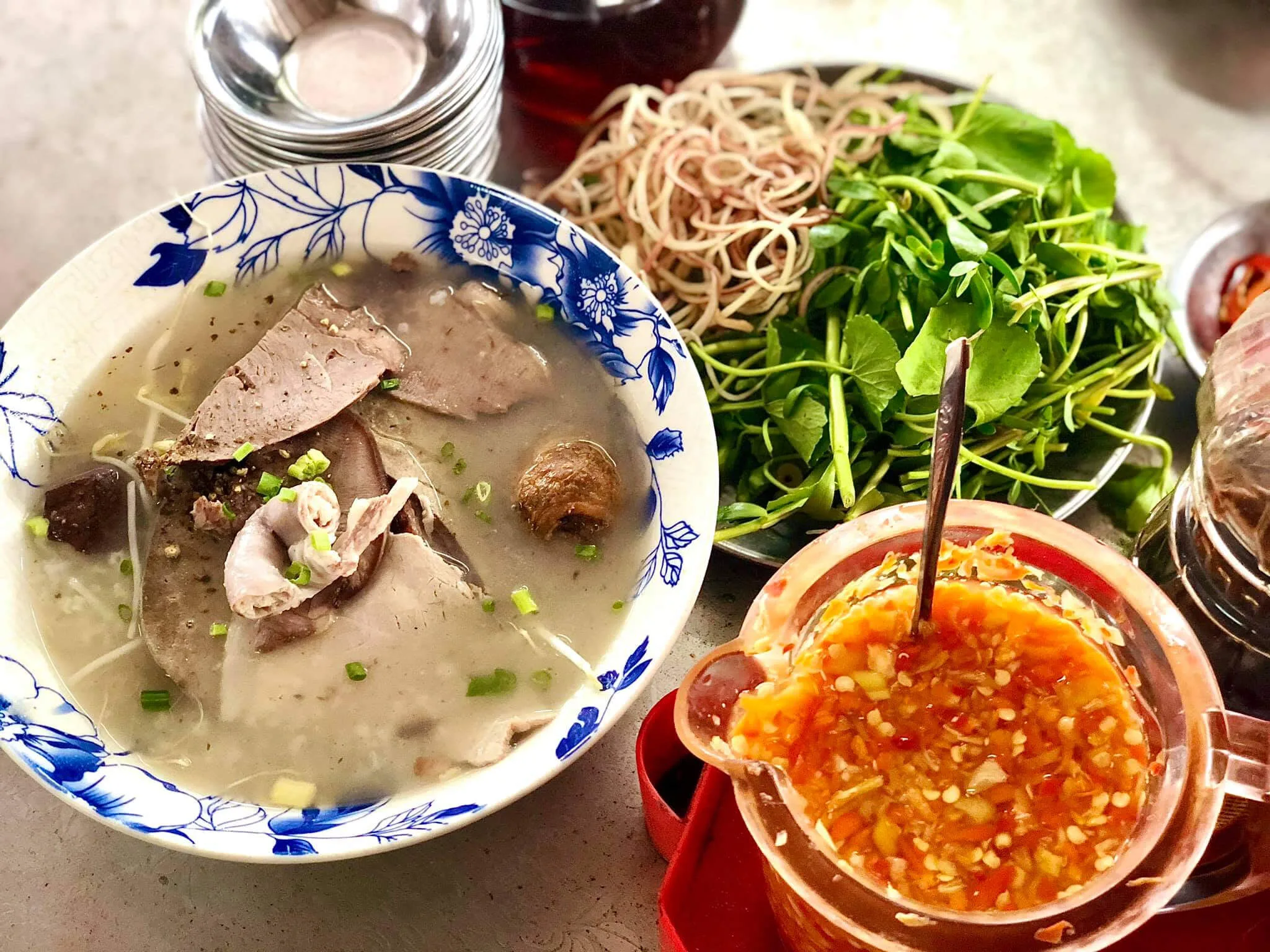 Ăn sáng ở Đà Nẵng nên ăn gì Cháo lòng nóng hổi thơm ngon