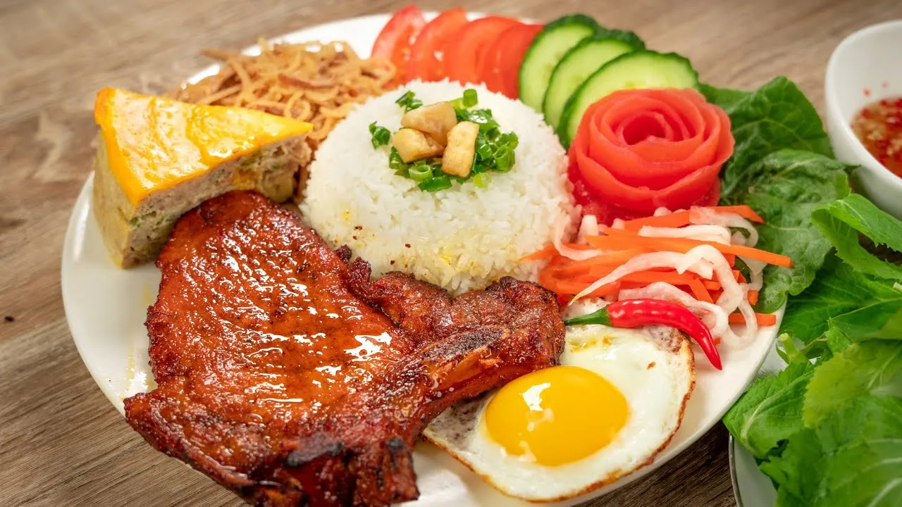 Ăn sáng ở Đà Nẵng nên ăn gì Cơm tấm sườn nướng mỡ hành