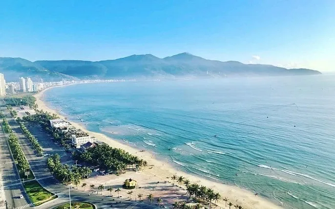 Bãi biển Non Nước hoang sơ nép mình dưới rặng dừa và danh thắng Ngũ Hành Sơn