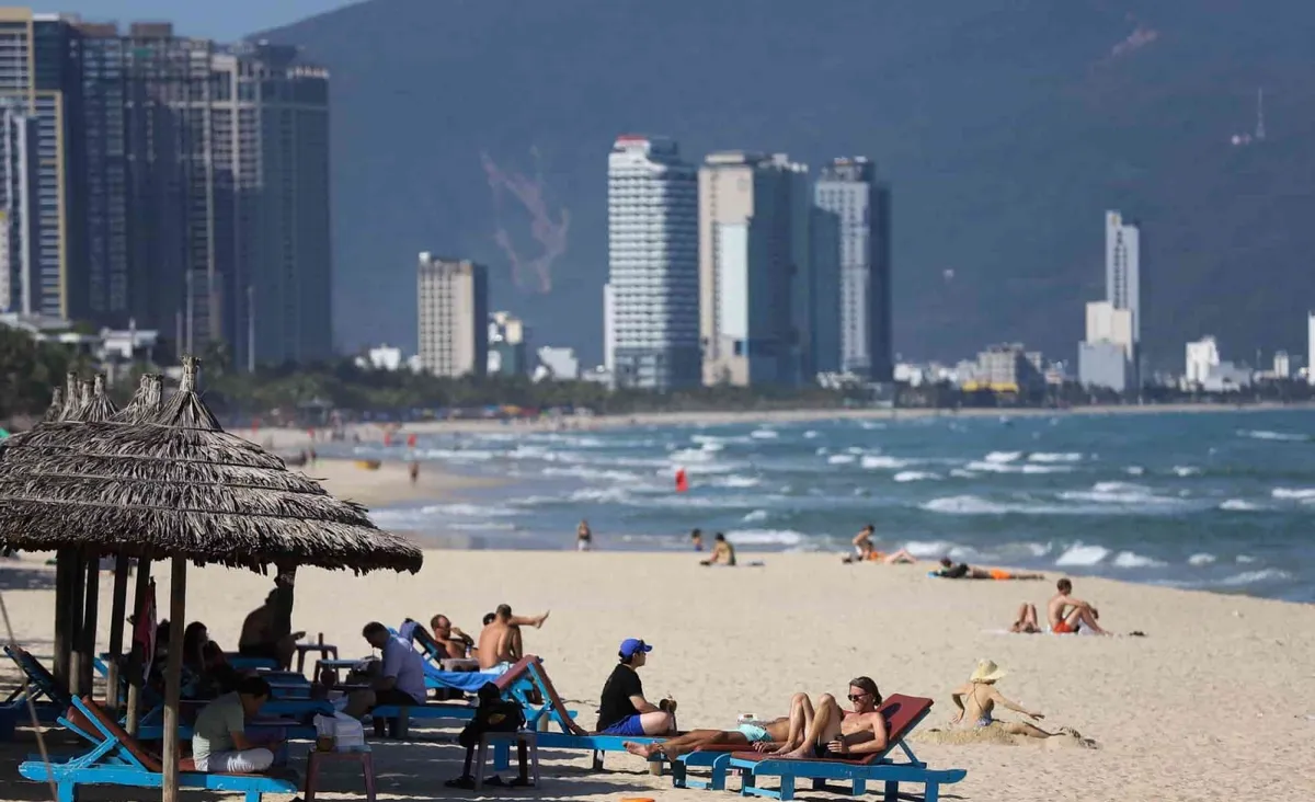 Top 7 bãi biển đẹp nhất Đà Nẵng: Bãi biển Phạm Văn Đồng bãi tắm hiện đại tiện nghi