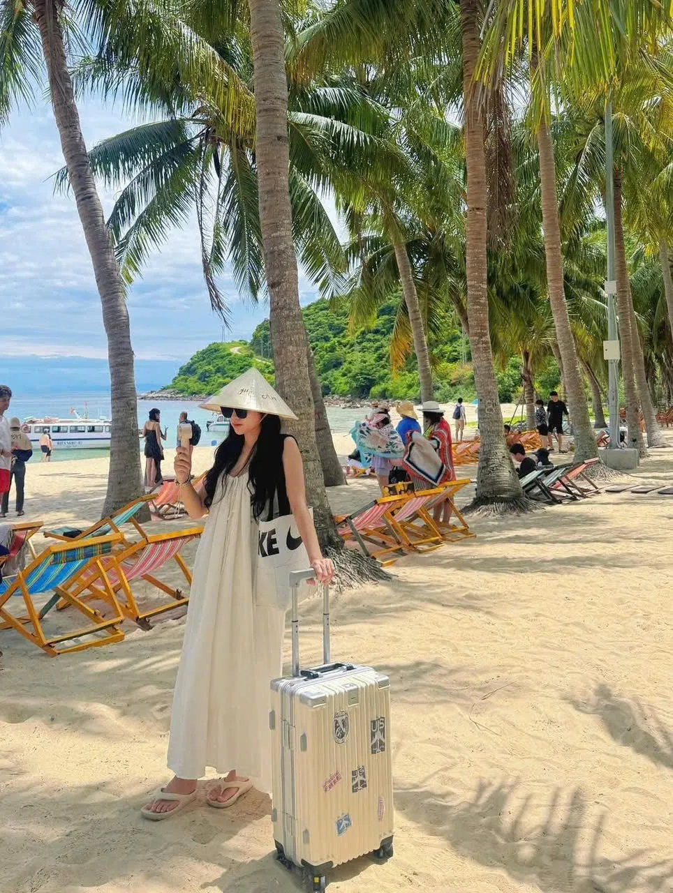 Nghỉ dưỡng thư giãn dưới rặng dừa xanh mát tại Bãi Chồng Cù Lao Chàm