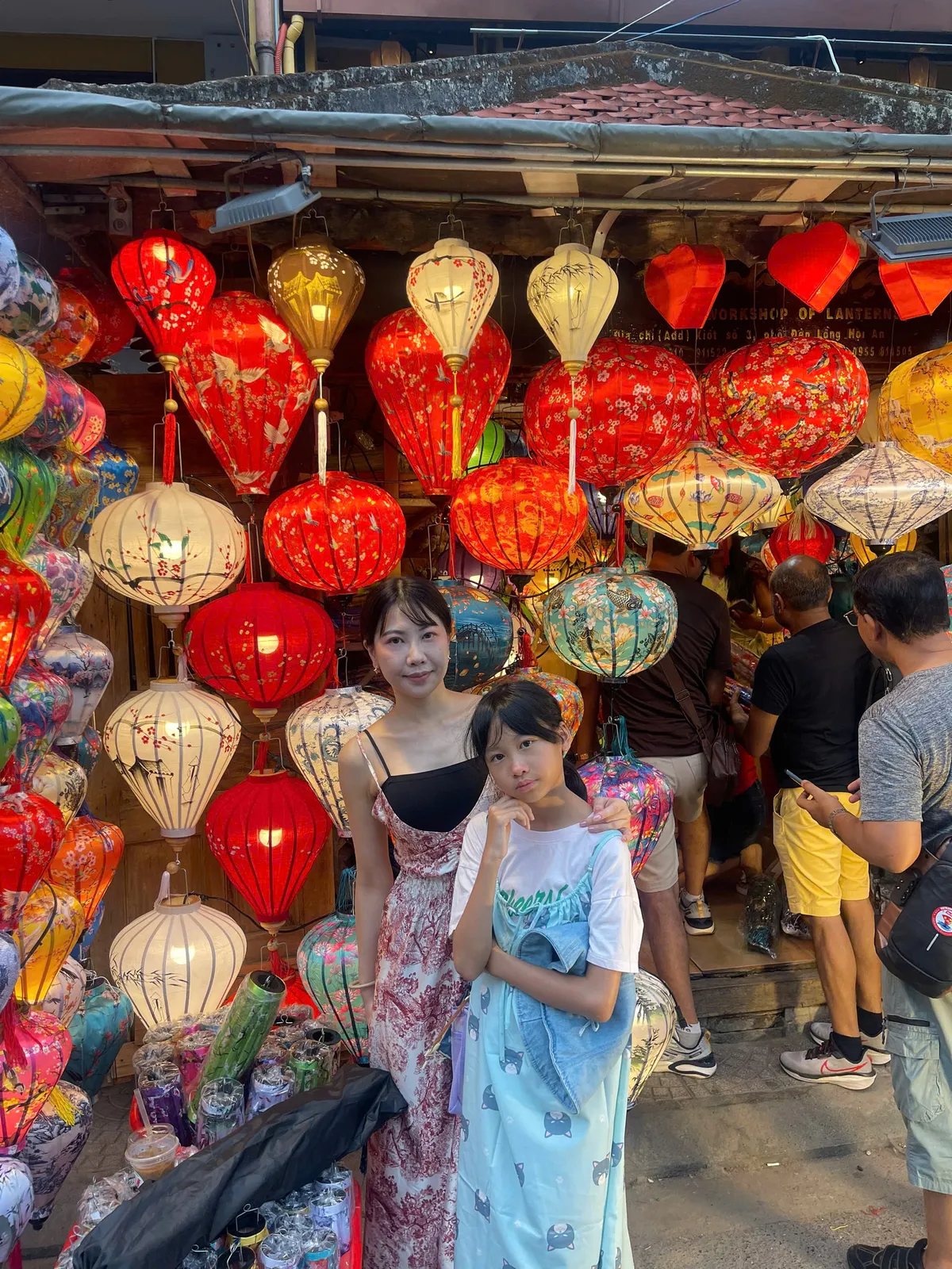 Du khách chụp ảnh check-in cùng hàng ngàn chiếc đèn lồng rực rỡ sắc màu tại Chợ đêm Hội An