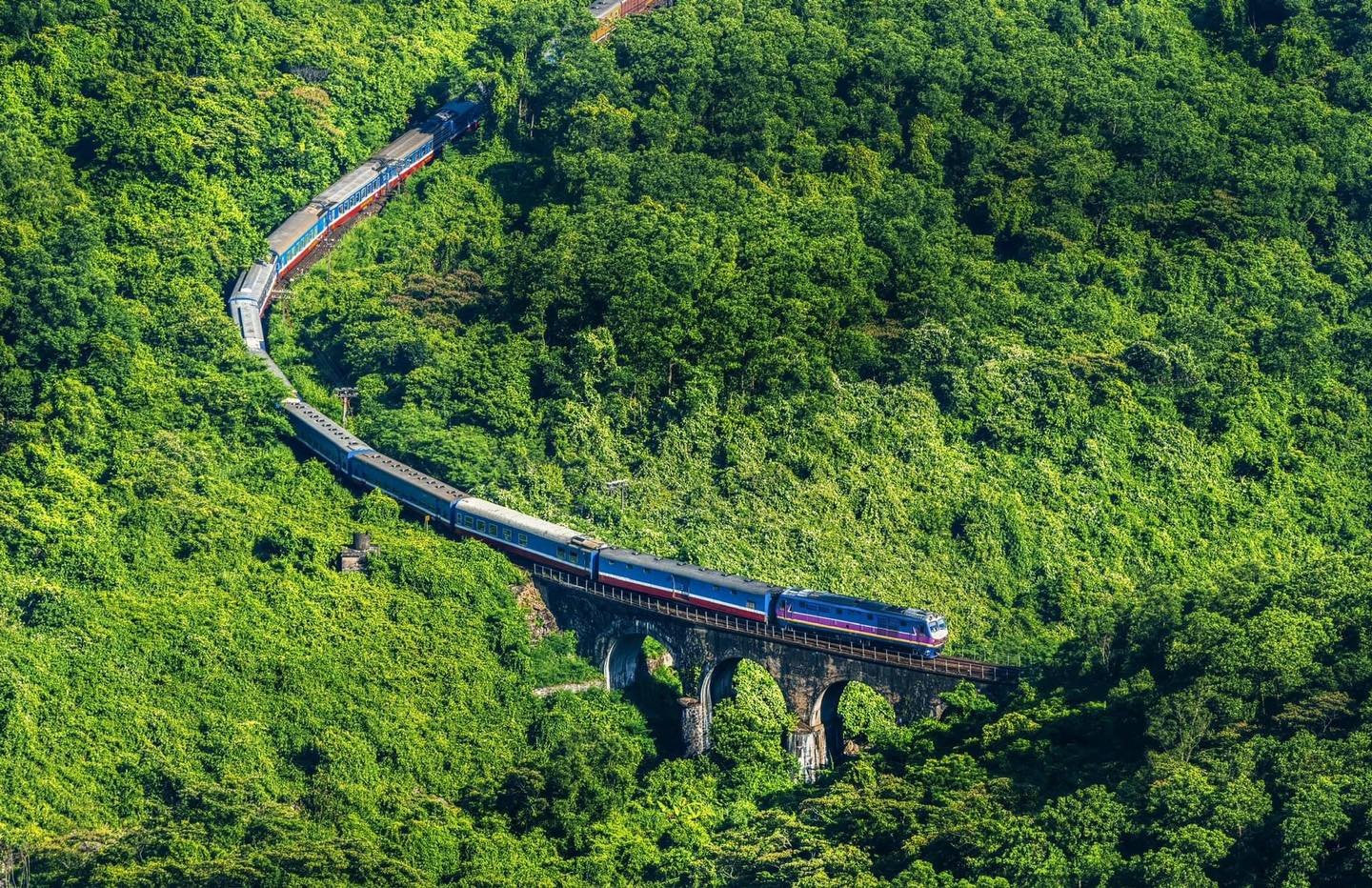 Tuyến đường sắt và đường bộ ngắm trọn vẹn cảnh sắc Đèo Hải Vân