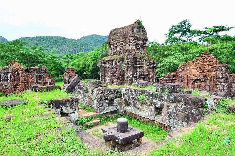 Những đền tháp và hoa văn chạm khắc đá di tích còn sót lại tại Mỹ Sơn