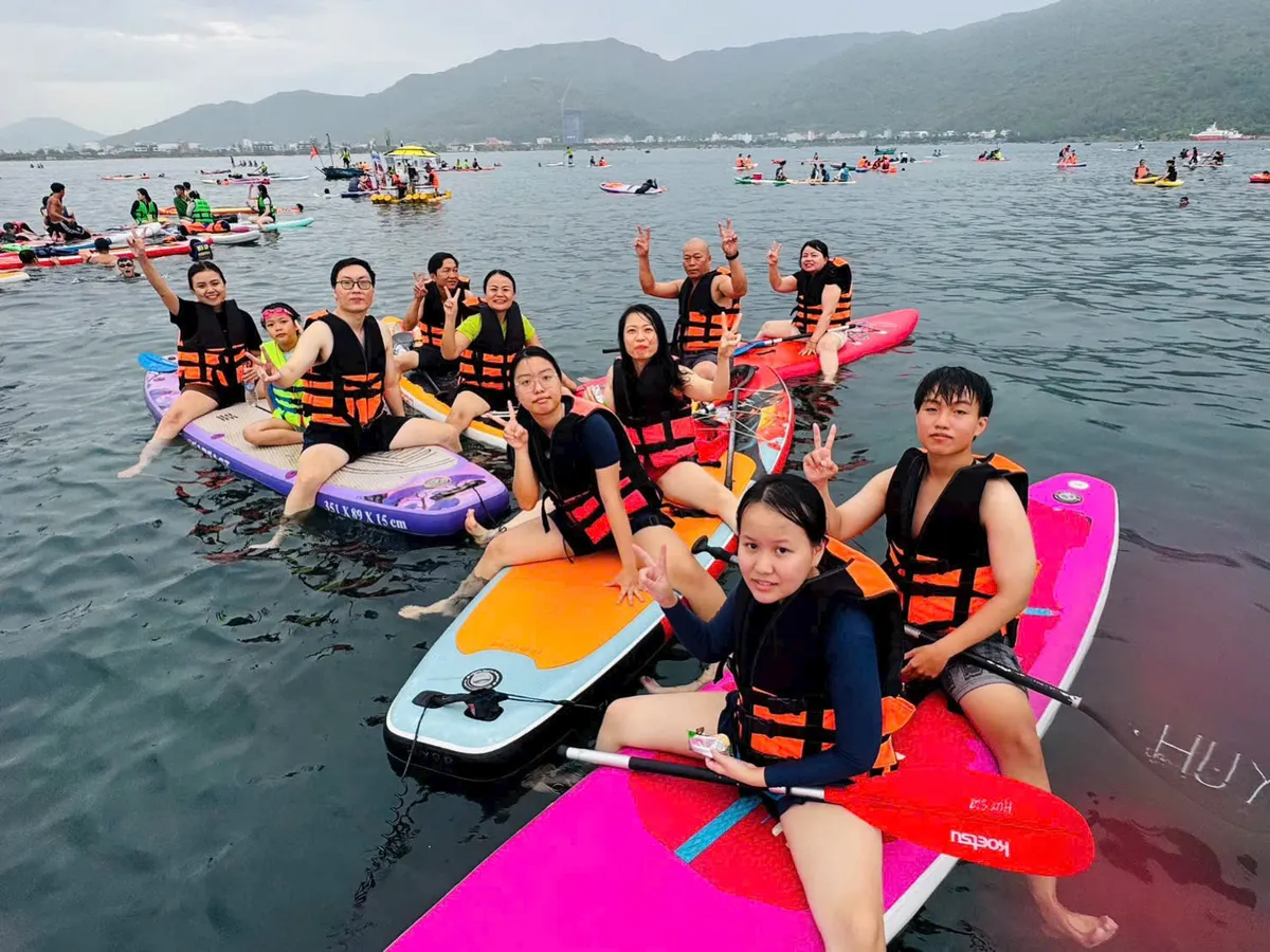 Xe 7 chỗ đưa đón tận khách sạn đi chèo SUP Mân Thái sáng sớm