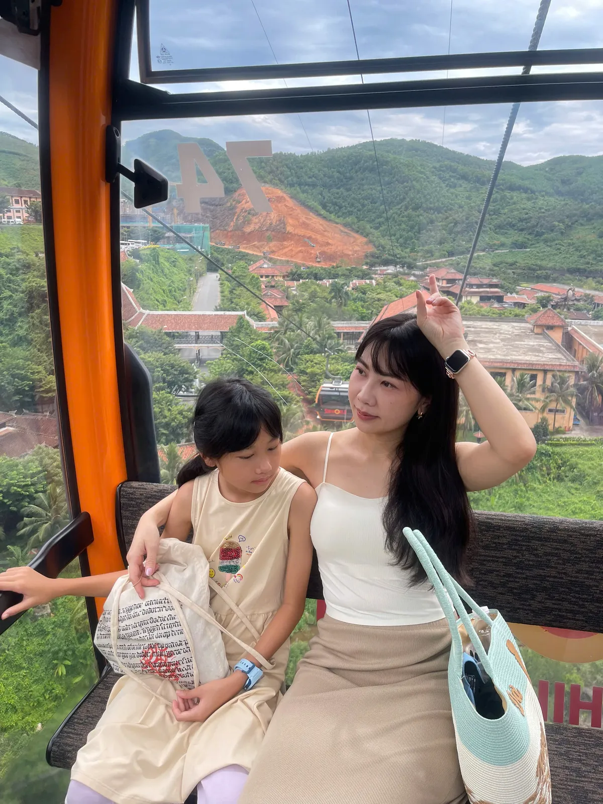 Du khách thoải mái ngồi cabin cáp treo ngắm toàn cảnh rừng nguyên sinh Bà Nà